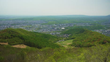 con vistas a la ladera verde del monte moiwa en sapporo