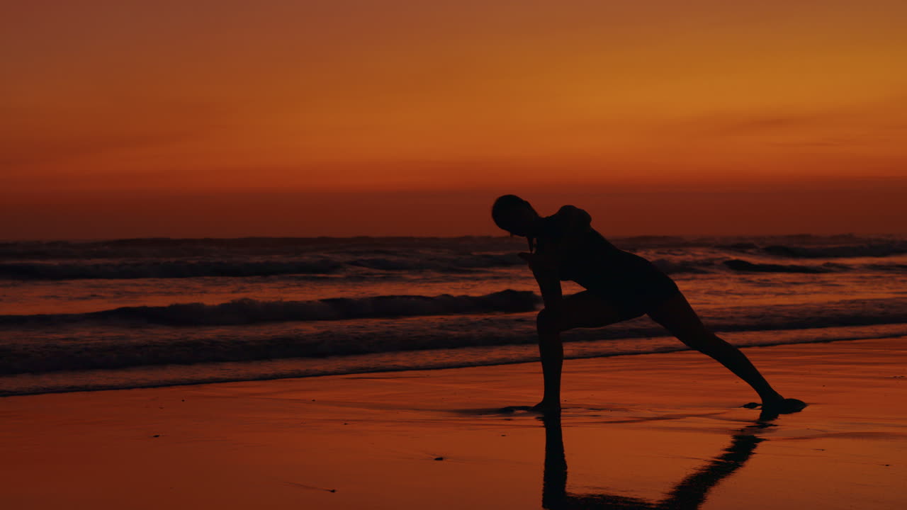 해변에서 해가 지는 요가