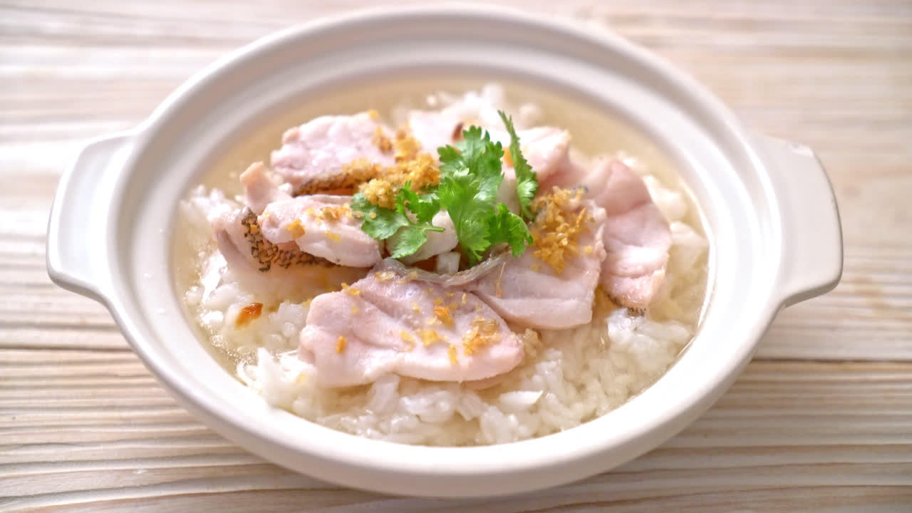 죽 또는 생선 그릇에 삶은 쌀국수
