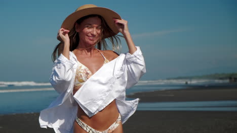 una mujer en una playa.