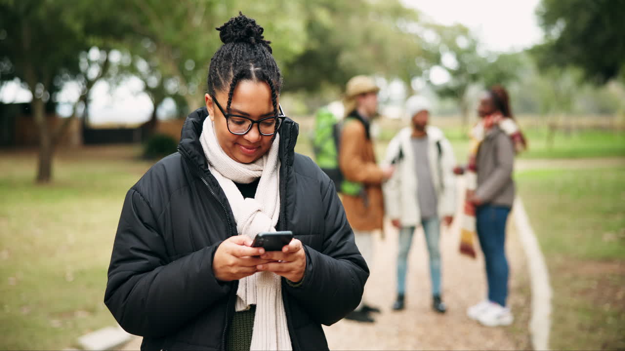 teléfono, mujer y escribir en la naturaleza para hacer senderismo