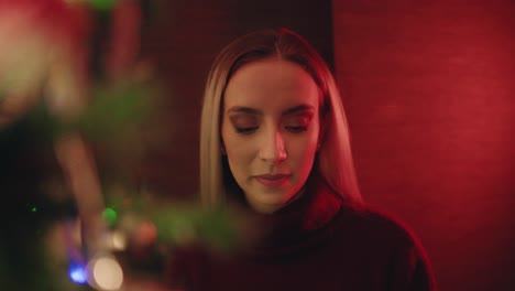 mujer joven con maquillaje festivo brillante