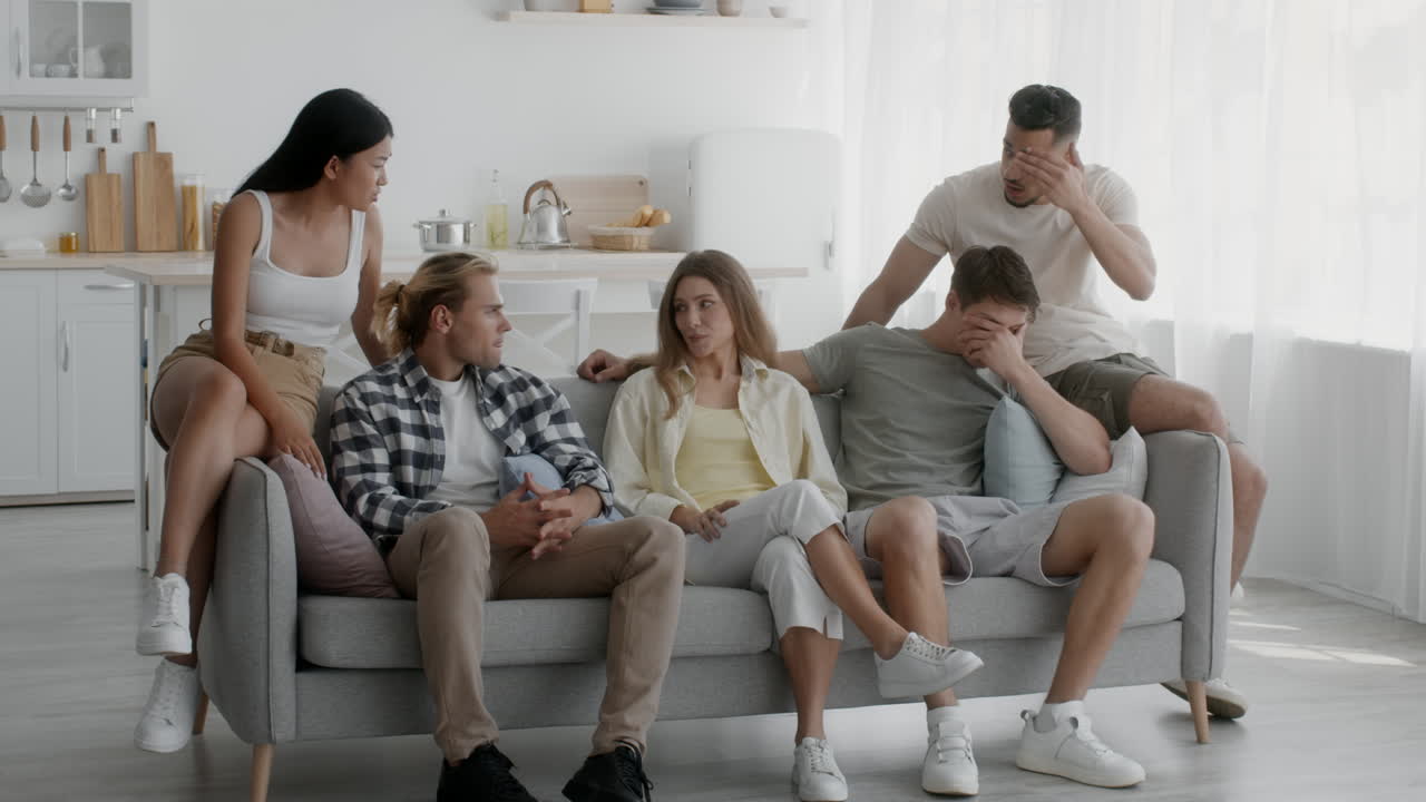 друзья спорят на диване.