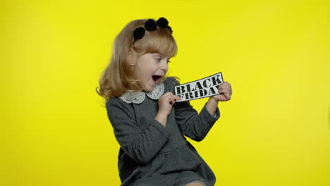 niña mostrando el viernes negro inscripción banner anuncio de texto. precios bajos compras en línea