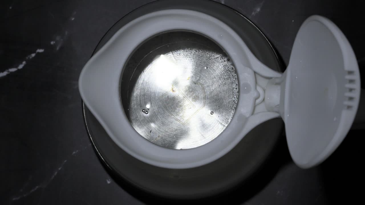 는 물 거품이 실리콘 케이틀 근접 상단에서 나타납니다