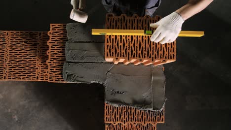 proceso de construcción de ladrillos