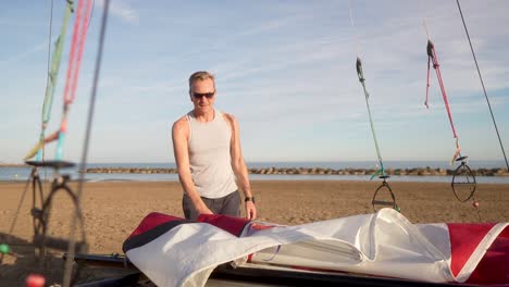 Hombre-Preparando-La-Vela-De-Un-Gato-Hobie