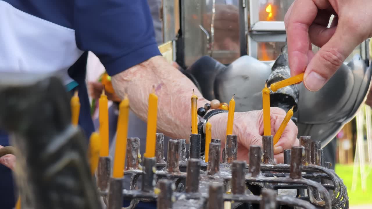 Accendere candele in un tempio buddista