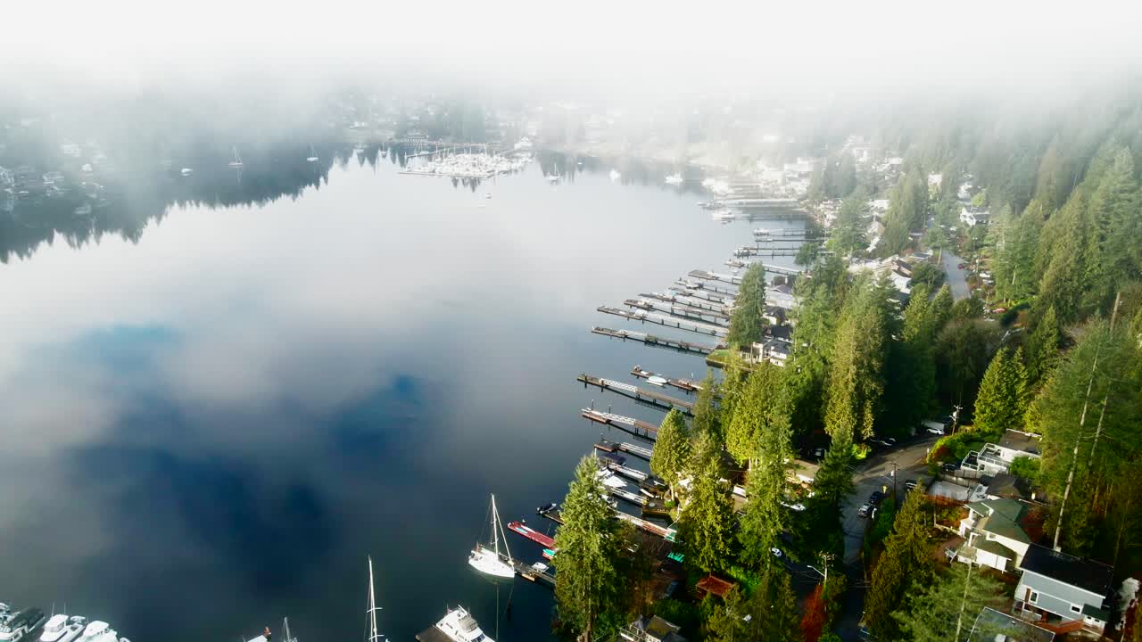 impresionante vista aérea de deep cove en el norte de vancouver en bc canadá en un día de niebla con hermosos reflejos en el agua: