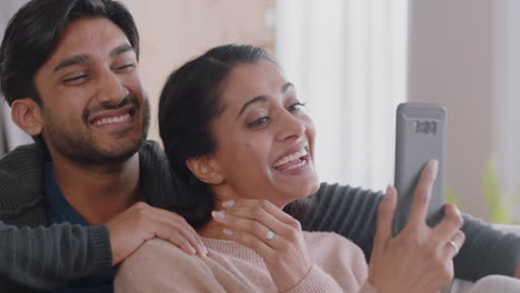 Feliz-Pareja-Video-Chat-En-Teléfono-Inteligente-Hermosa-Mujer-Mostrando-Anillo-De-Bodas-Disfrutando-De-Una-Celebración-Romántica-Revelando-Compromiso-Sorpresa-Con-La-Familia