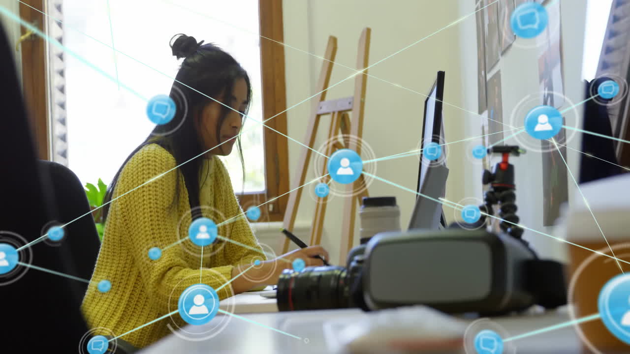 red de conexiones y animación de procesamiento de datos sobre la mujer que trabaja en el escritorio