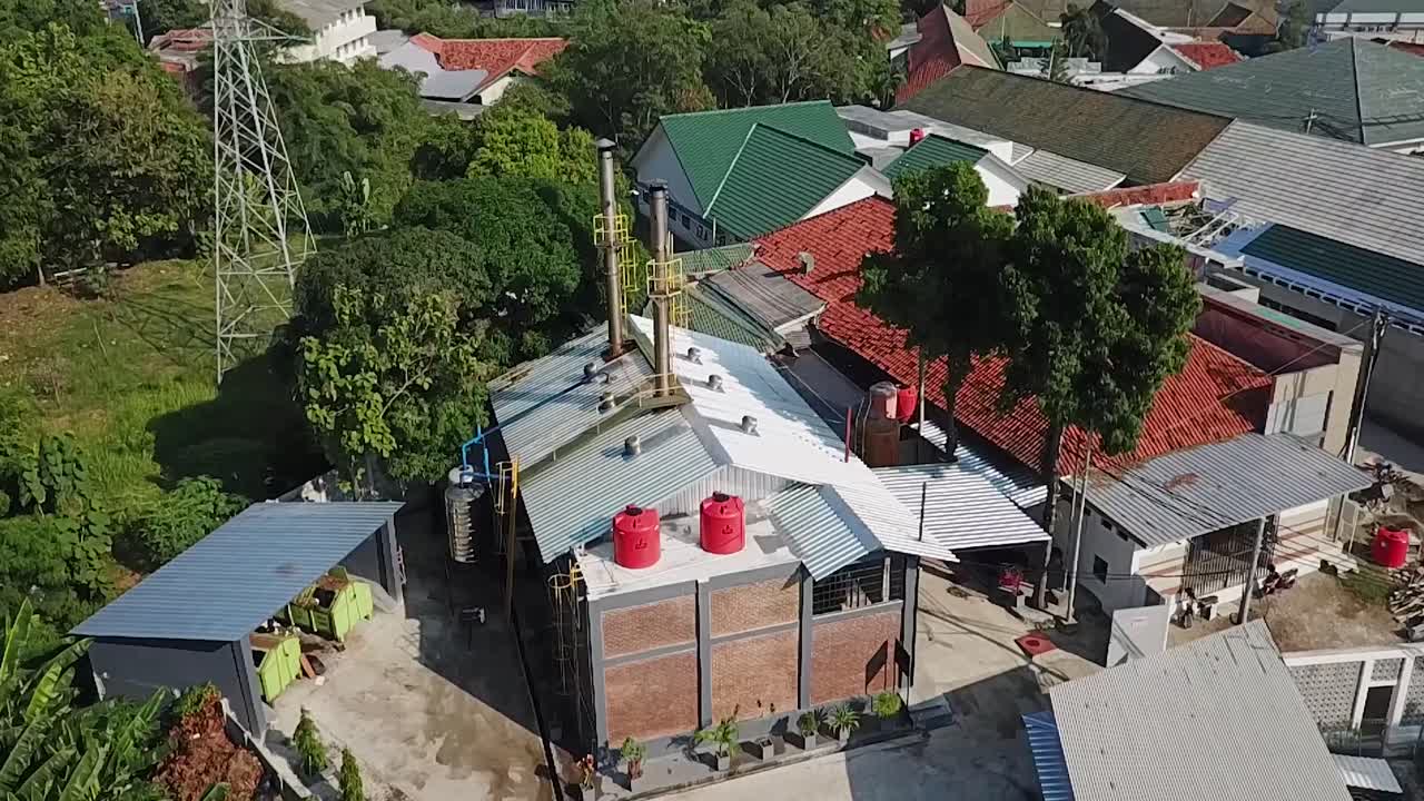 chimenea de incinerador aéreo o chimenea para quemar desechos en el área del hospital