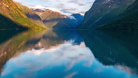 el lago lovatnet es una naturaleza hermosa noruega timelapse.