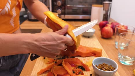 mujer preparando papaya