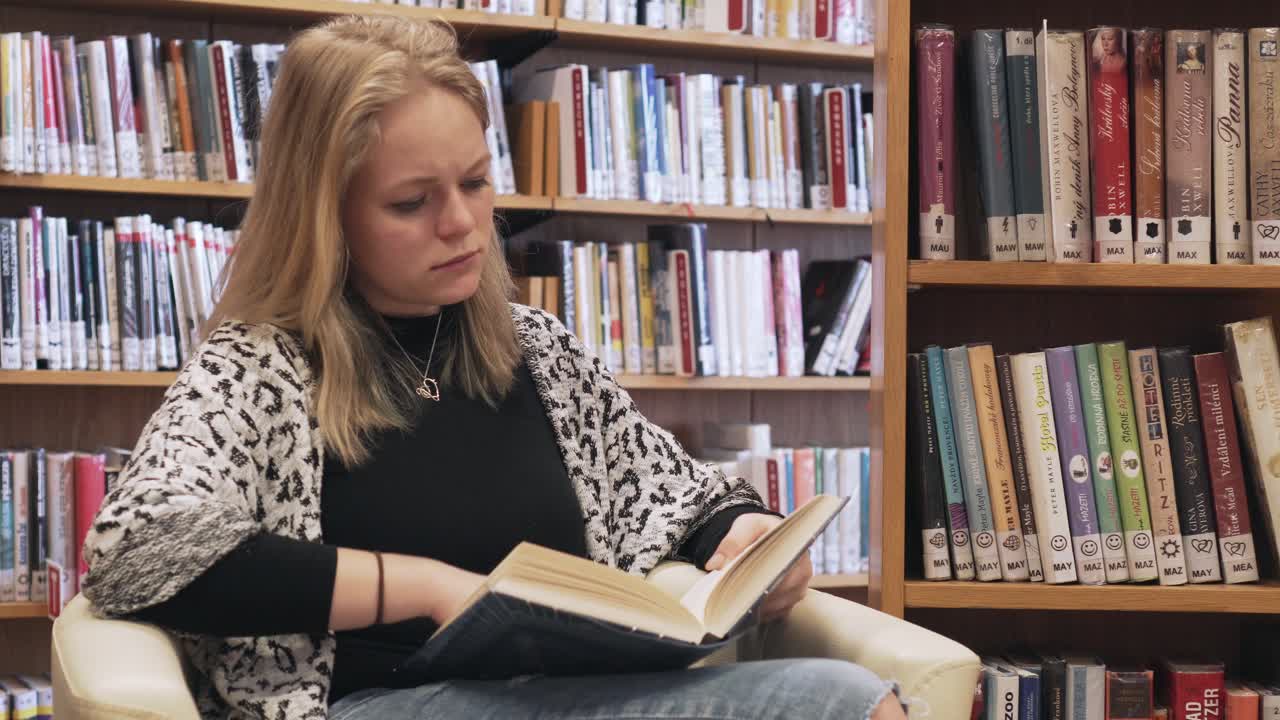 emociones tristes durante la lectura de un libro, joven caucásica