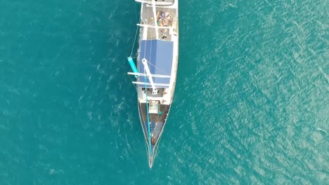 vista aérea del velero en los whitsundays