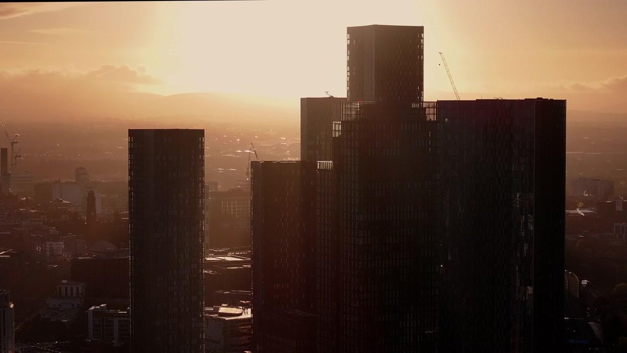 Amanece sobre Deansgate Square, un complejo residencial de rascacielos en el extremo sur del centro de Mánchester, Reino Unido. Se llaman North, West, South, East, The Blade, Beetham Tower y Three60