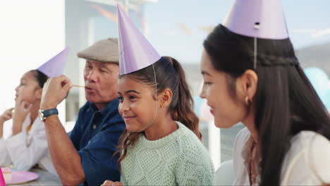 Feliz,-Familia-Y-Niña-En-El-Parque-Para-Cumpleaños