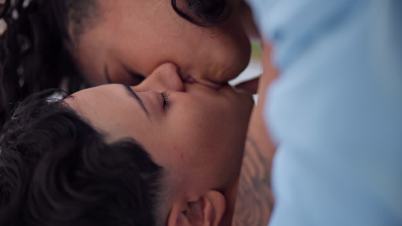Amore, bacio e volto di coppia lesbica rilassata