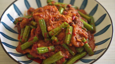 revuelva la carne de cerdo frita con pasta de curry rojo - estilo de comida tailandesa
