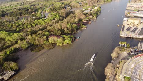 Luftaufnahme-Eines-Bootes,-Das-Auf-Einem-Bach-In-Der-Nähe-Einer-Waldlandschaft-In-Buenos-Aires-Fährt