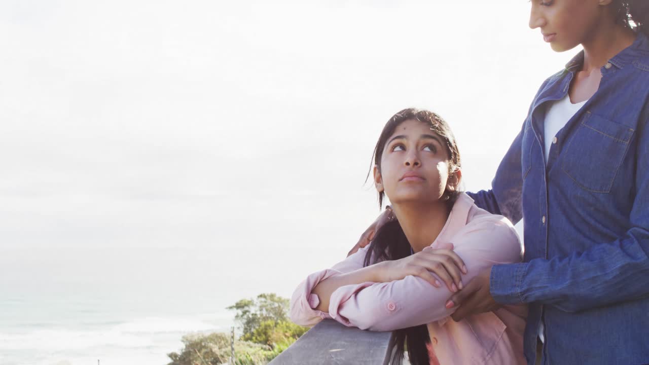 video de felices amigas diversas abrazándose en el mar