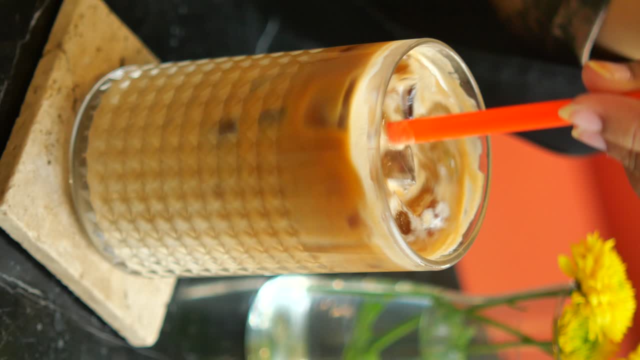 Café helado en un vaso