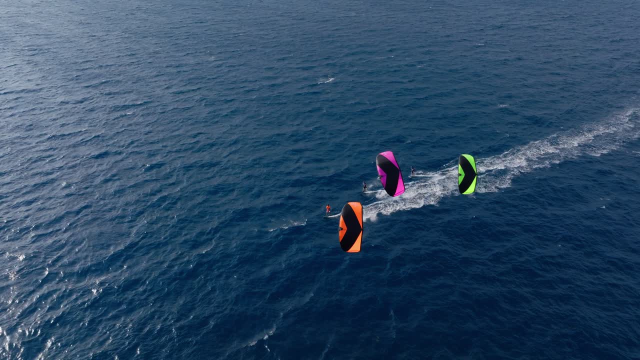 hacer kitesurf en el océano