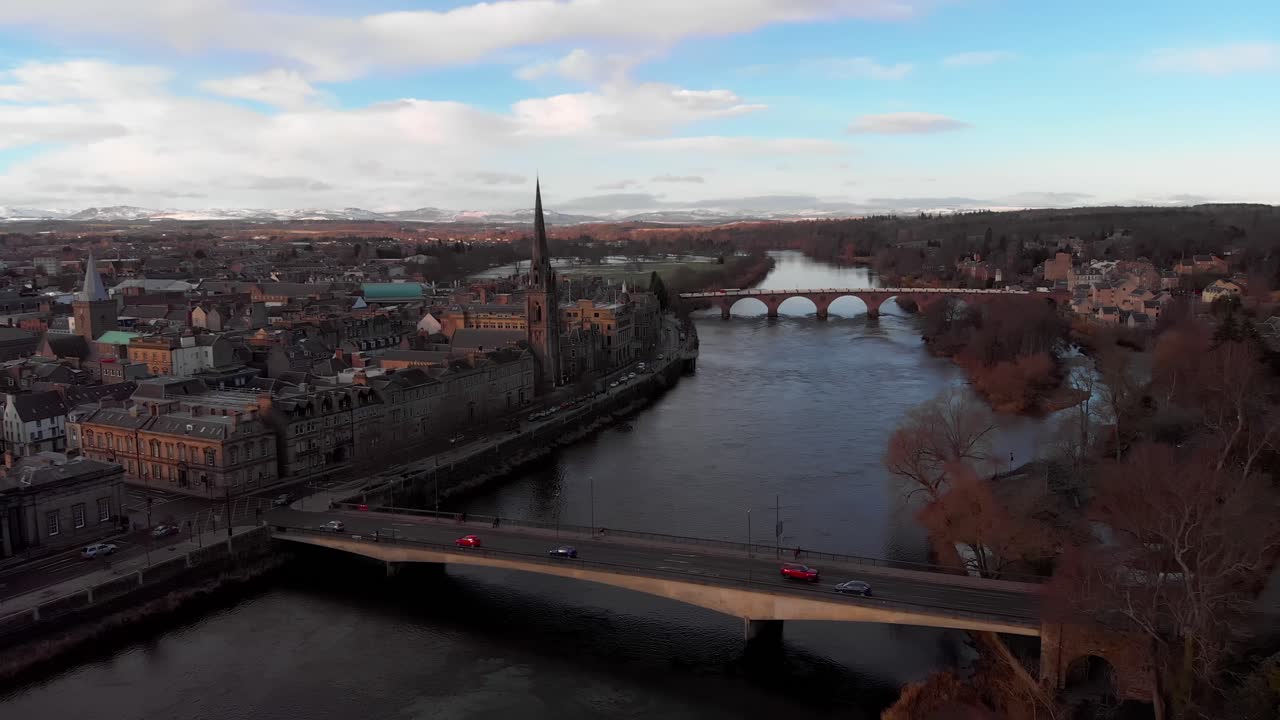 Bellissimi e antichi edifici storici e architetture sul lungofiume del Tay a Perth, Scozia.