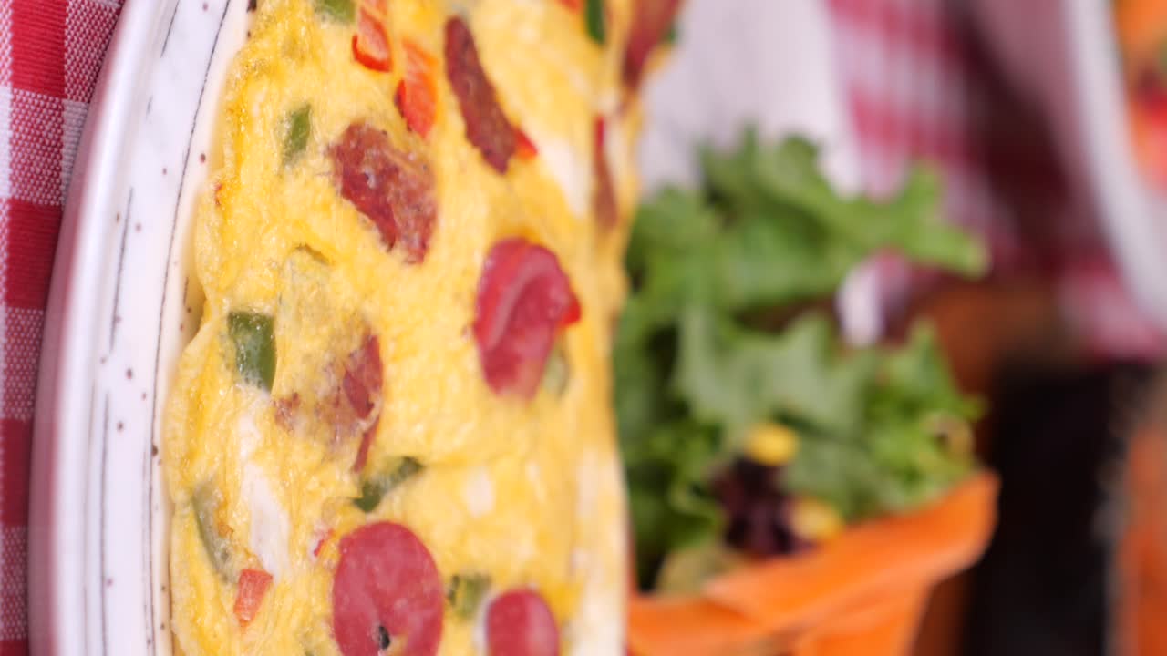 una deliciosa tortilla de desayuno con ensalada