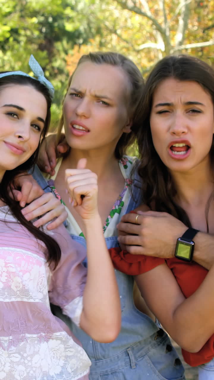 웃긴  ⁇ 스터 친구들이 포즈를 취하고