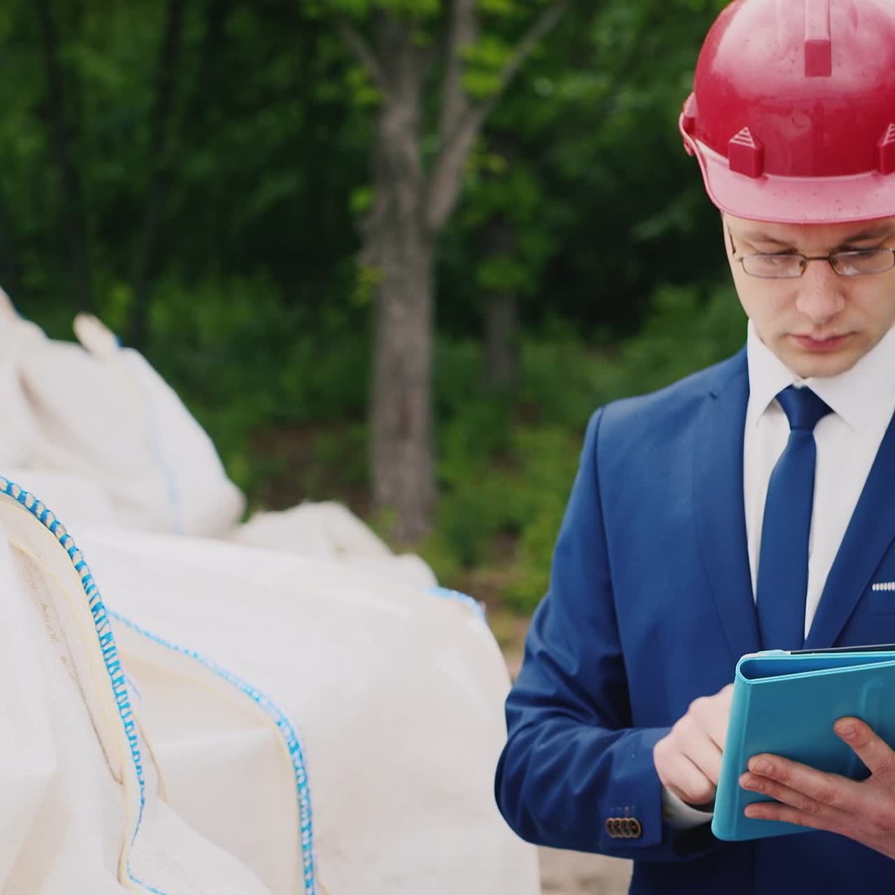 инспектор проверяет качество древесины 1