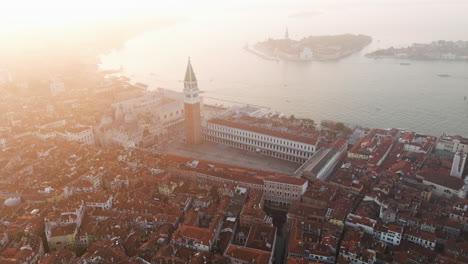 Plaza-De-San-Marcos-O-Piazza-San-Marco-Al-Amanecer-En-Venecia,-Italia---Toma-Aérea-De-Drones