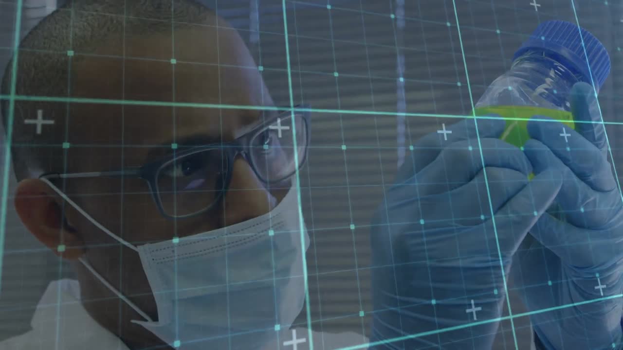 animación del patrón de cuadrícula sobre un científico masculino biracial examinando el líquido en el recipiente