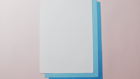 primer plano de una tarjeta en blanco sobre un fondo blanco con espacio de copia en cámara lenta.