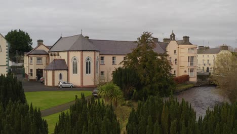 Toma-Aérea-Del-Convento-De-La-Misericordia-En-Gort