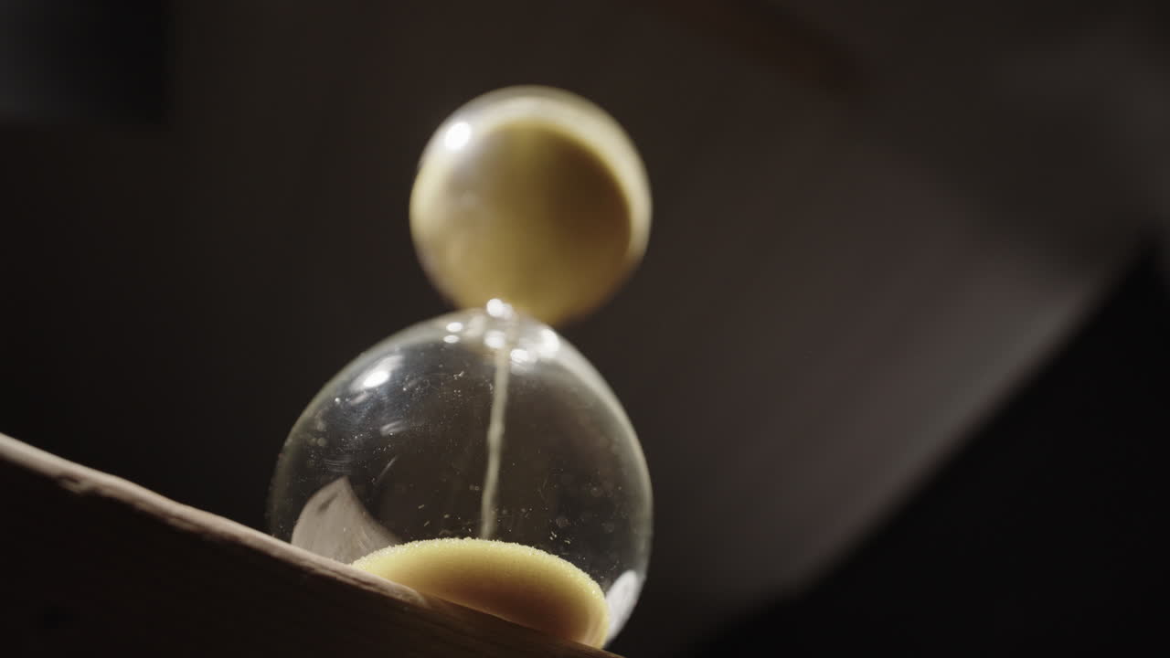 deslizador, cámara lenta, un reloj de arena ilustra el tiempo que se escapa, estudio