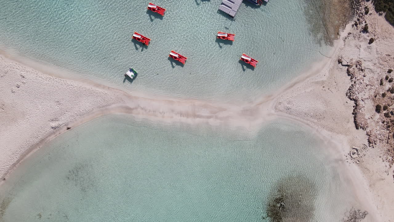 니시 해변, 아이아 나파 키프로스에서 맑은 물을 나누는 모래톱의 조감도