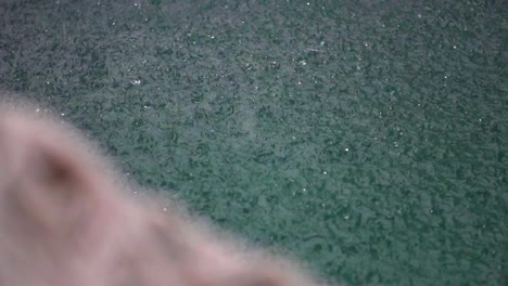 cerca de la fuerte lluvia de la temporada del monzón golpeando la superficie de la piscina de un hotel causando miles de pequeñas ondas