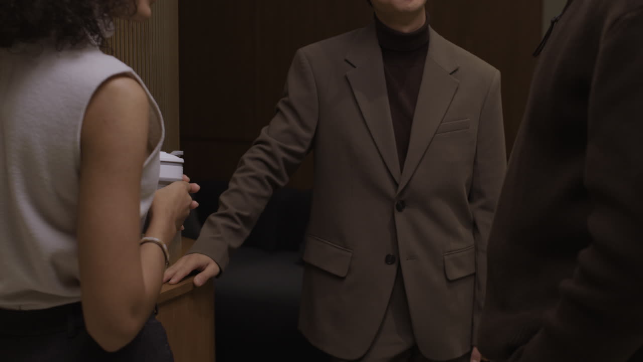 현대 사무실에서 비즈니스 대화