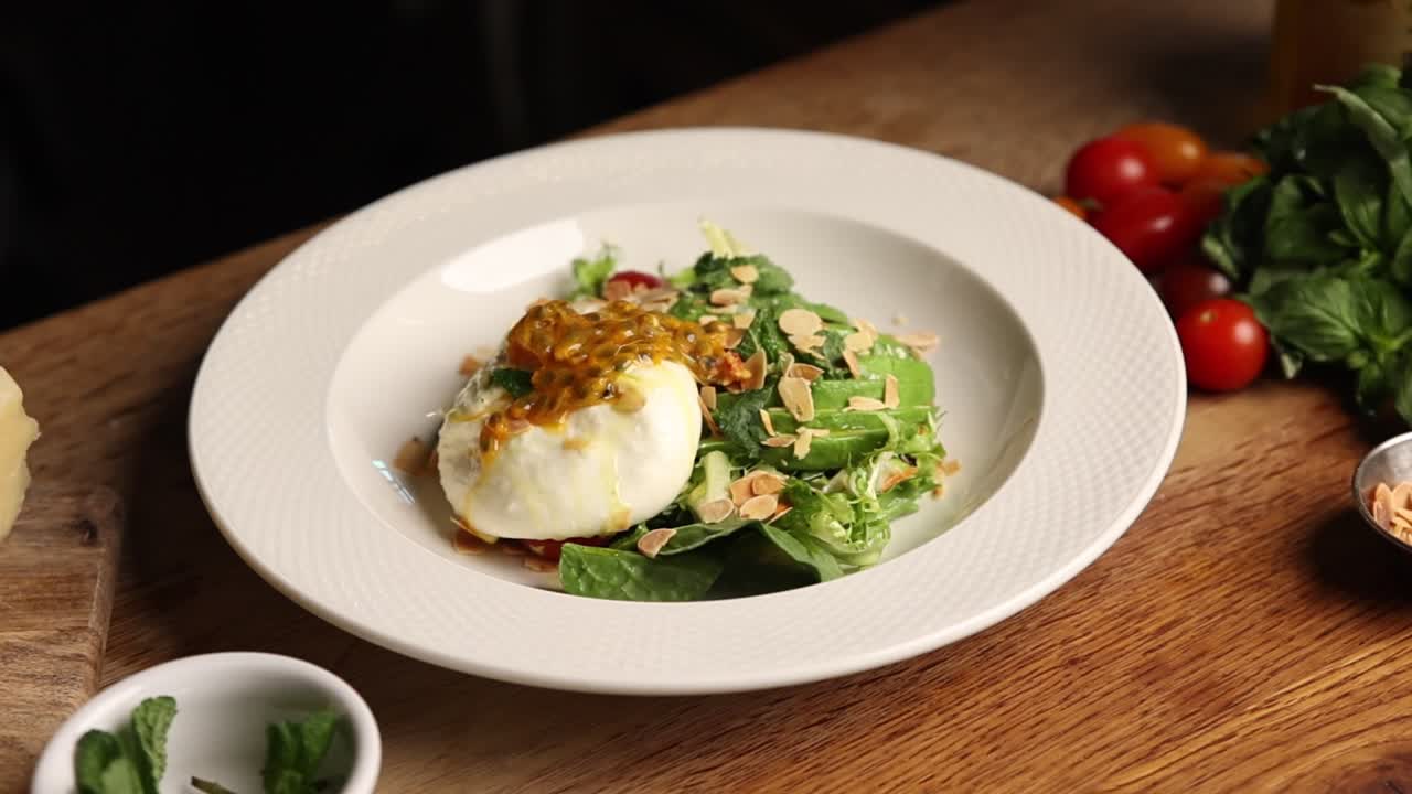 Insalata fresca di burrata con frutto della passione, avocado e mandorle