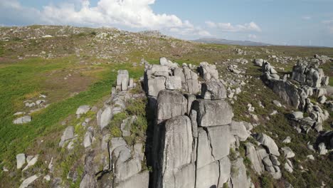 formaciones rocosas en el parque nacional peneda-geres en el norte de portugal