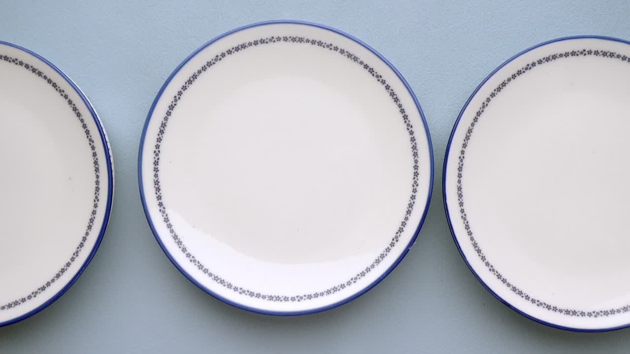 파란색 가장자리를 가진 세 개의 색 접시