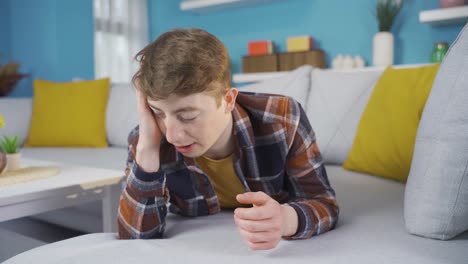 el adolescente deprimido se enoja.