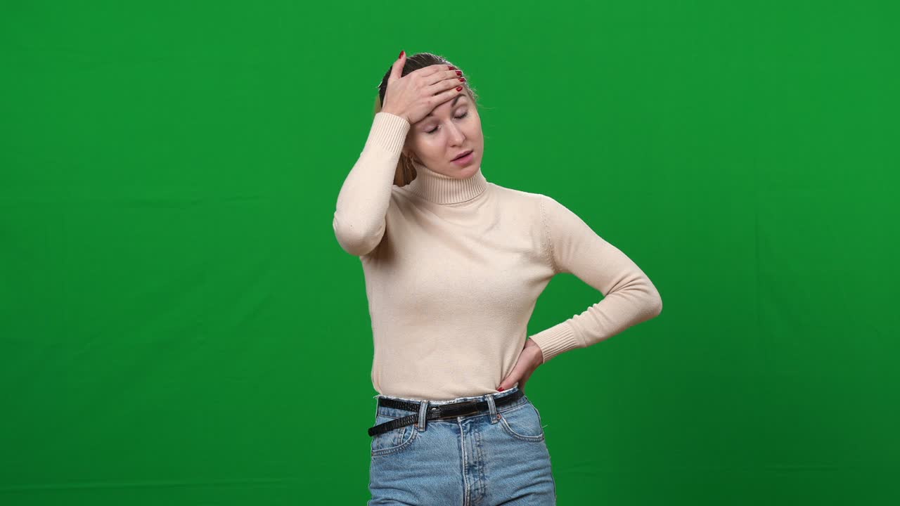 녹색 스크린에서 뜨거운 느낌을 느끼는 젊은 여성의 초상화. 아름다운 카우카시안 은 여자가 chromakey 배경에서 포즈를 취합니다. 날씨와 건강 관리 문제 개념