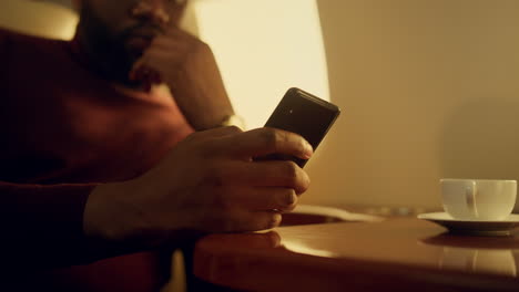 Hombre-De-Negocios-Enfocado-Revisando-El-Correo-Electrónico-Del-Teléfono-Inteligente.-Manos-Sosteniendo-El-Primer-Plano-Del-Teléfono-Celular.