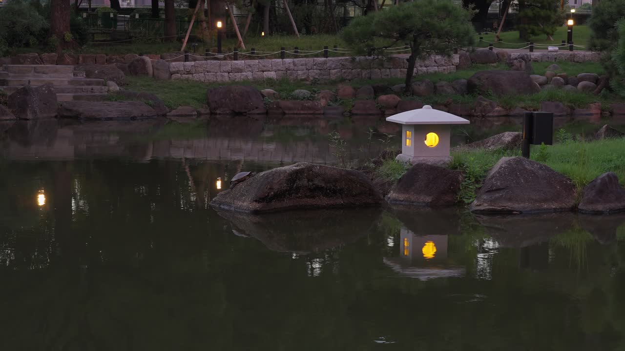 밤에 일본 정원