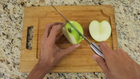 Zubereitung-Köstlicher-Snacks-Durch-Schneiden-Von-Grünem-Apfel-In-Stücke-Mit-Messer,-POV-Aufnahme