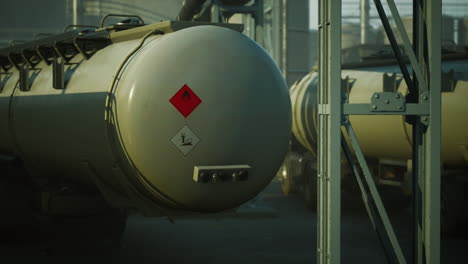 Tankwagen-Für-Den-Transport-Von-Kraftstoff-Zur-Petrochemischen-Ölraffinerie