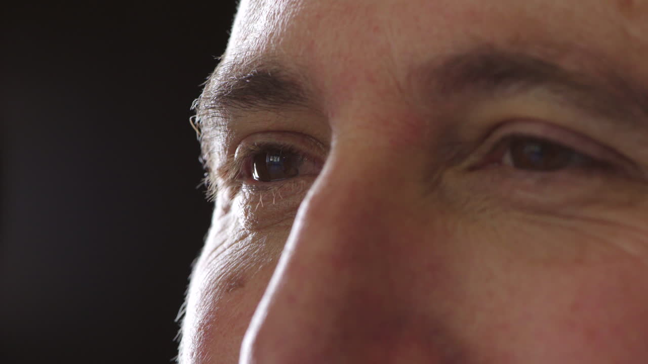 primer plano de un hombre mirando a la distancia